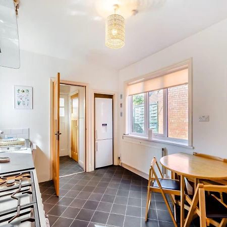 Large 5 Bed House In Scarborough Near The Beach, Large Garden & Hot Tub Esterno foto