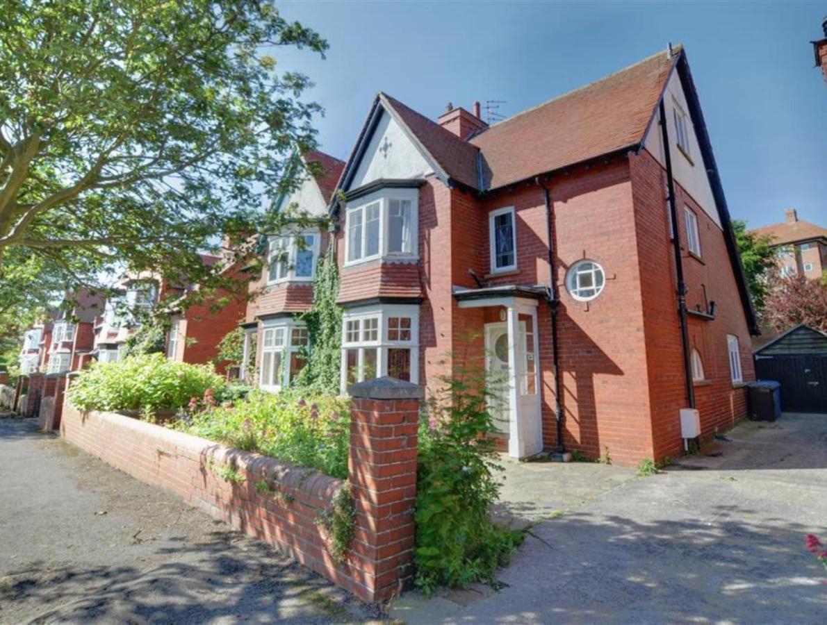Large 5 Bed House In Scarborough Near The Beach, Large Garden & Hot Tub Esterno foto