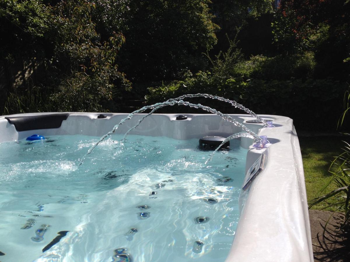 Large 5 Bed House In Scarborough Near The Beach, Large Garden & Hot Tub Esterno foto