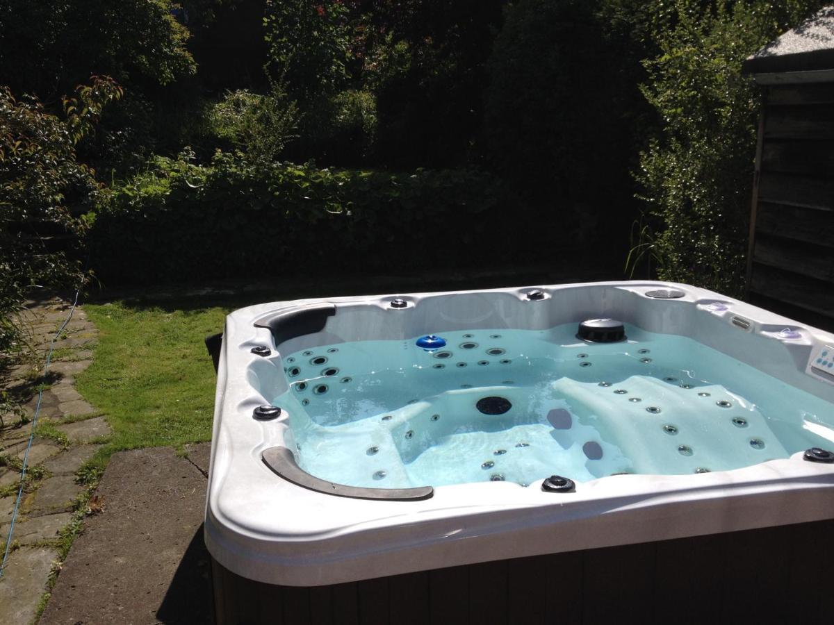 Large 5 Bed House In Scarborough Near The Beach, Large Garden & Hot Tub Esterno foto