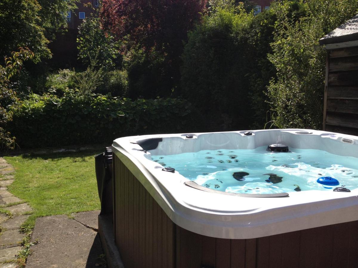 Large 5 Bed House In Scarborough Near The Beach, Large Garden & Hot Tub Esterno foto