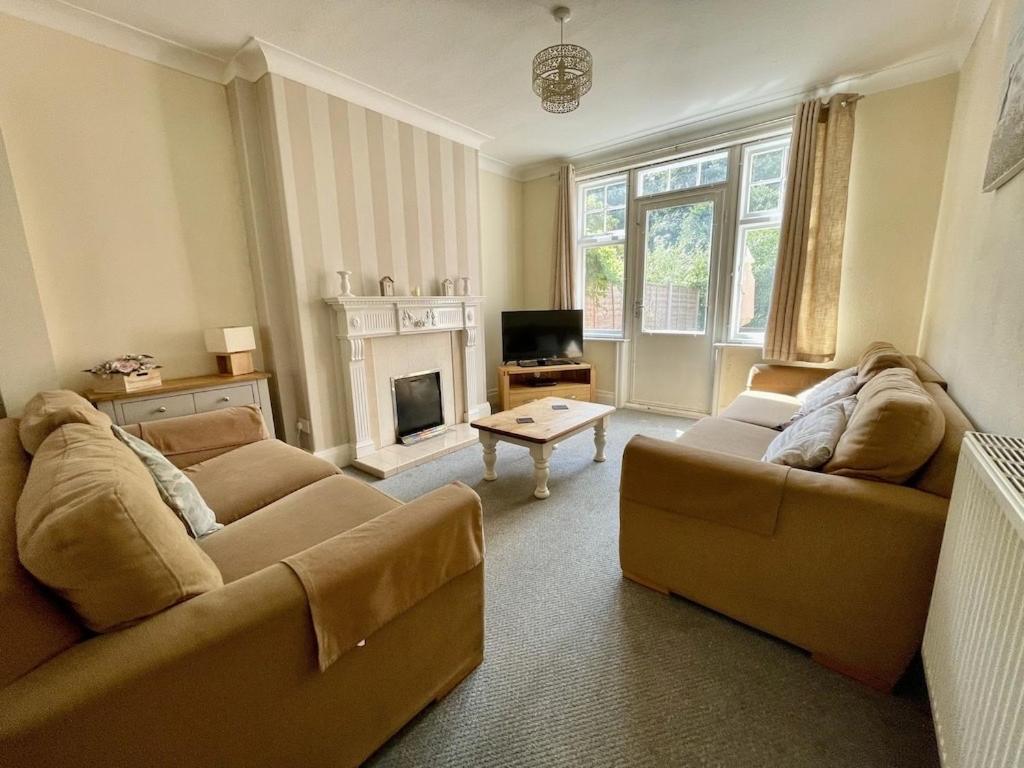 Large 5 Bed House In Scarborough Near The Beach, Large Garden & Hot Tub Esterno foto