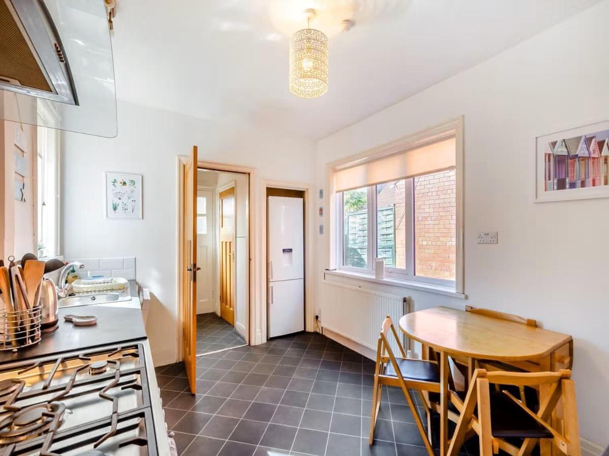 Large 5 Bed House In Scarborough Near The Beach, Large Garden & Hot Tub Esterno foto